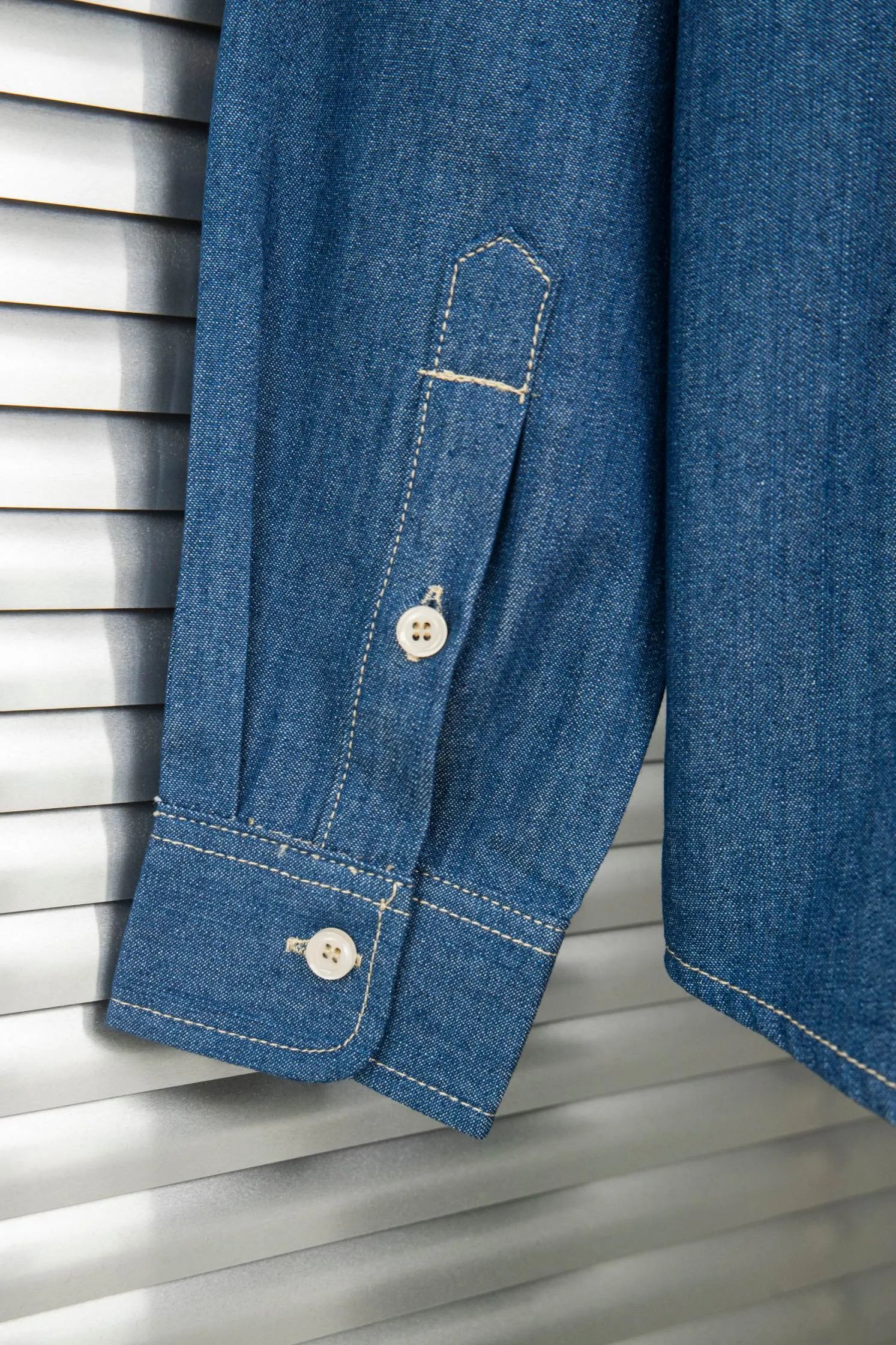 🅿️250 New: Style number: B115 Ralph Lauren/Ralph Lauren classic color small label couple's washed denim long-sleeved shirt 1️⃣ Made of high-quality denim fabric, the upper body is soft and comfortable, extremely delicate, has a solid, smooth and soft feel, and the fabric does not wrinkle, and the feel is invincible. The details are handled perfectly! 2️⃣Adopting the washing process, the workmanship details are perfectly controlled. They are all hemmed with vest technology, and the inside of the sleeves are also different. Different from the four-needle and five-thread workmanship, the collar is also designed with interlining, which shows high-end fashion and individuality. The style is fashionable, simple and elegant! 3️⃣It is very youthful and energetic, and can be easily worn by both men and women. It is very in line with the fashion aesthetic concepts of today's young people! Color: light blue, dark blue Size: S, M, L, XL